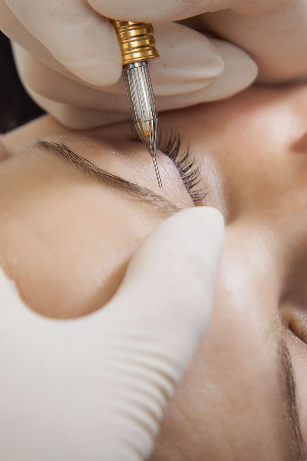 Microblading-Behandlung für natürlich wirkende Augenbrauen.